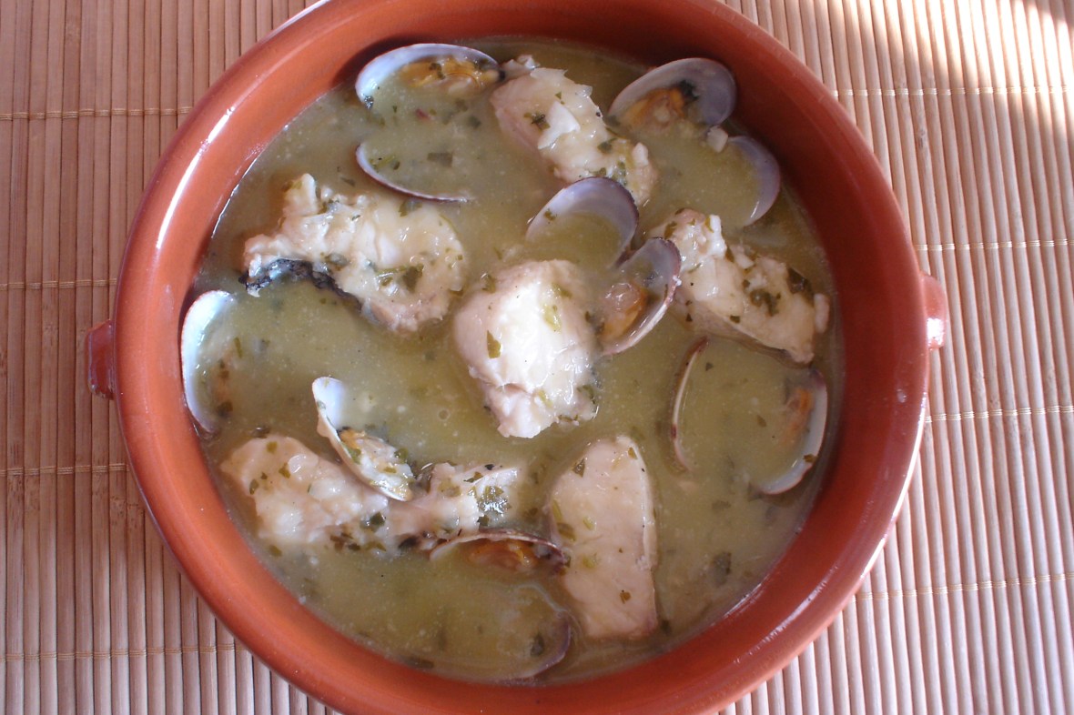merluza en salsa verde con almejas