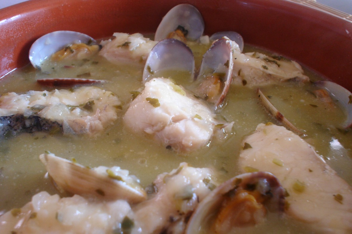merluza en salsa verde con almejas